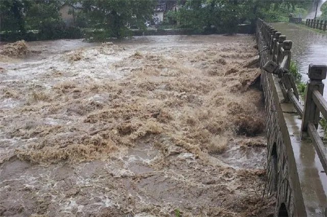 卧龙龙潭电站洪水漫坝，被困的96名群众和游客目前状况如何？