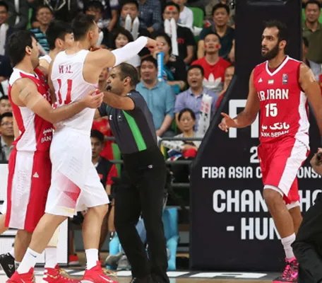 易建联怒推哈达迪 谁敢欺负我小弟