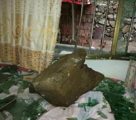 巨石破窗而入砸到正在睡觉的女婴床上是怎么回事？
