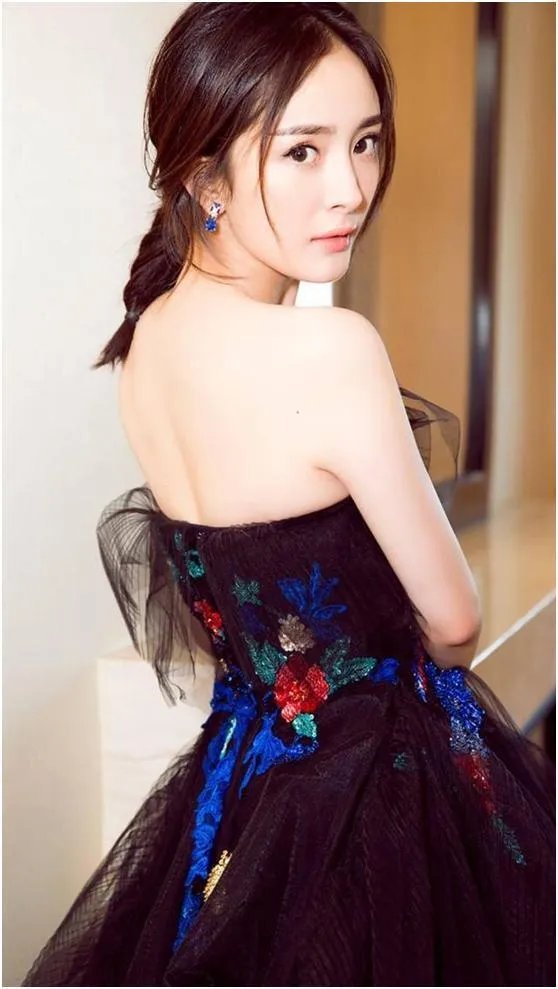 有没有绑马尾的美女照片做手机壁纸？