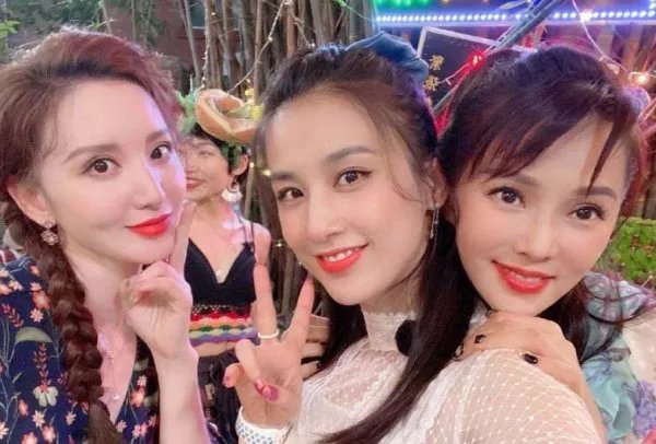 张萌四公舞台遗憾遭淘汰,黄圣依不舍痛哭,其他姐妹有何反应?