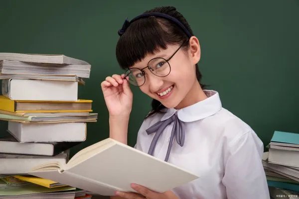 “双减”是指哪两个减？其目的与意义是什么？实施“双减”又有什么好处呢？