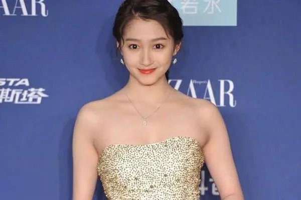 关晓彤想撕掉大壮标签 三个头还要多的肩宽