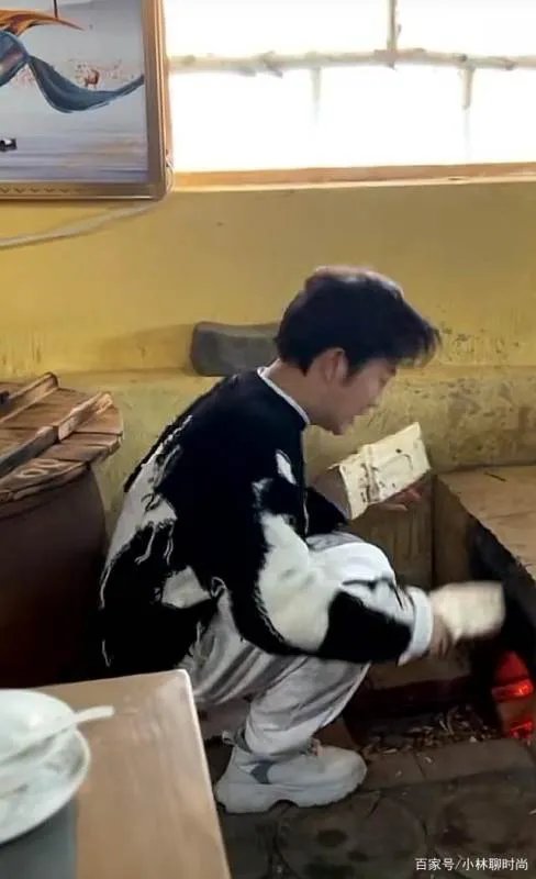 李玉刚回农村真接地气，穿白裤蹲地烧柴火灶，丝毫没明星包袱，你怎么看呢？