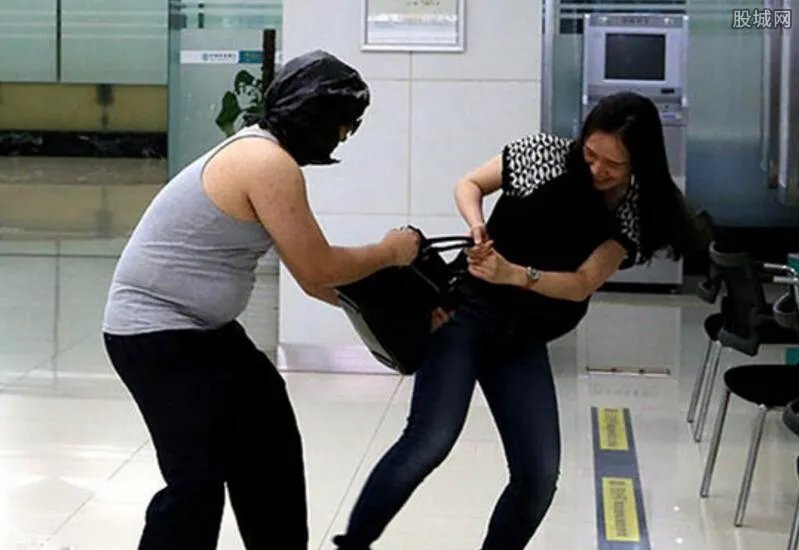 抢劫1元钱判4年 网友调侃：一块钱掉地下都懒得捡