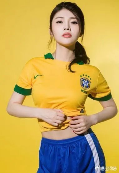 如何看待大嫂徐冬冬在俄罗斯世界杯看球，被丹麦球迷“生扑”？