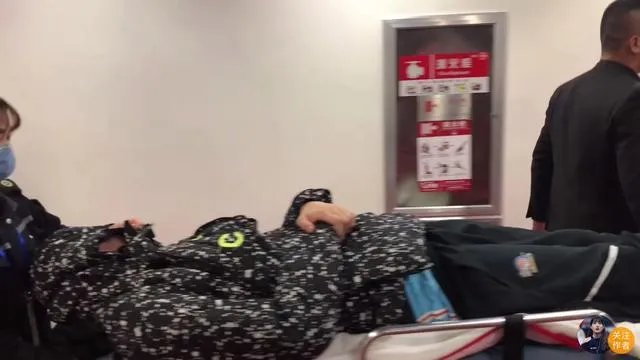 新疆vs青岛，周琦在防守时重摔倒地，躺在担架上紧急被救护车送往医院，他的伤势如何？