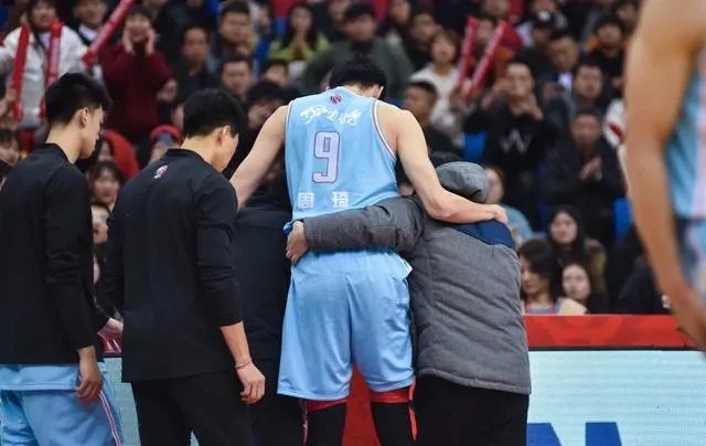 新疆vs青岛，周琦在防守时重摔倒地，躺在担架上紧急被救护车送往医院，他的伤势如何？