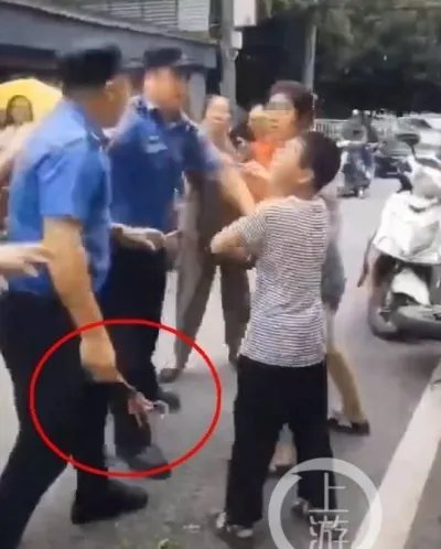 城管用秤杆捶女菜贩 相关部门：先处理人！