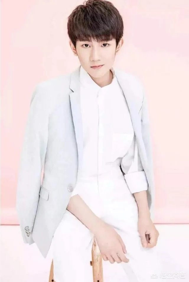 王源公共场合吸烟,注定会被其他两个小伙伴甩开吗?你们怎么看?