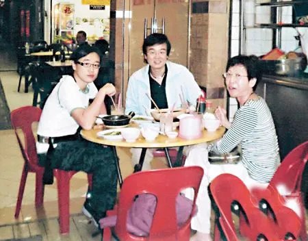 黄百鸣老婆徐文娟夫妻恩爱秘诀 黄百鸣出书记录其抗癌过程