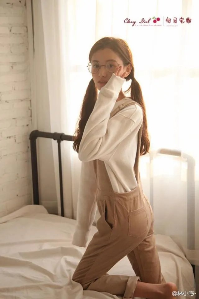 有没有绑马尾的美女照片做手机壁纸？