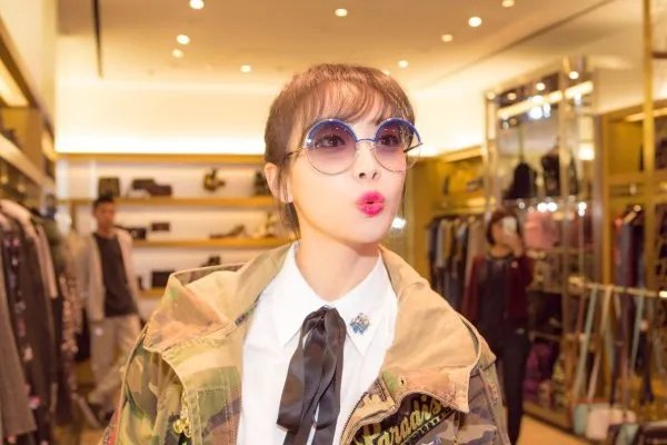 吴亦凡和宋茜被南京禄口机场意外喊话，两人同搭一个航班，这是准备公布恋情吗？