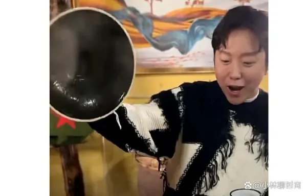 李玉刚回农村真接地气，穿白裤蹲地烧柴火灶，丝毫没明星包袱，你怎么看呢？