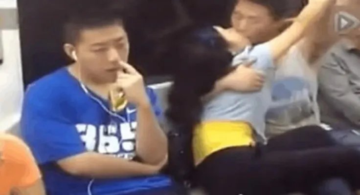 地铁上男女大秀恩爱令乘客不忍直视:好尴尬(图)