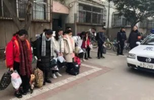 陕西咸阳一98年小伙误入传销当街抱交警求助,这件事给予我们什么警示?