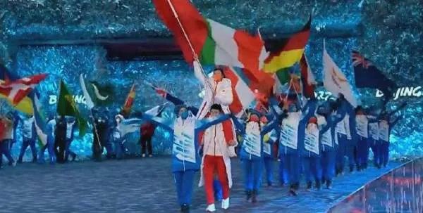 徐梦桃坐在高亭宇肩上举国旗入场，这是一幕什么样的场景？