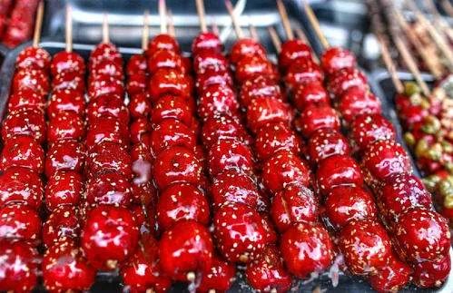 如何看待糖葫芦小贩用唾液沾芝麻这一行为?