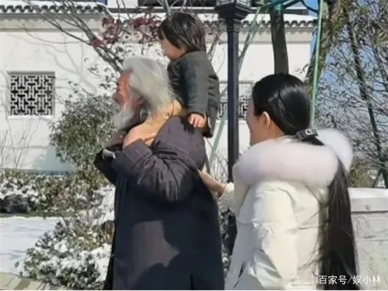 张纪中晒儿子给自己洗脚视频，混血模样会说中文，为啥看不出爸爸基因呢？