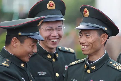 33岁军校毕业的营级干部,应该继续在部队还是转业?