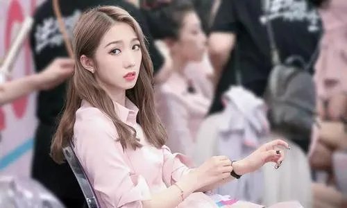 关于8岁童星当比赛评委一事,其经纪人是如何回应的?