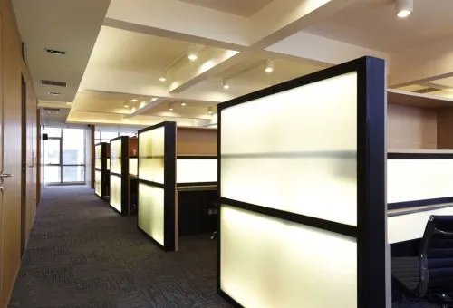 办公室隔断高度一般做多少合适 办公室隔断的利弊解析
