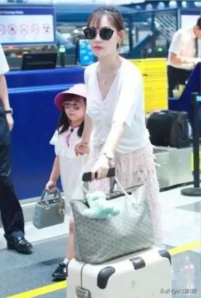 妈妈去世的时候这一个女孩也是出席了葬礼为王宝强的母亲披麻戴孝