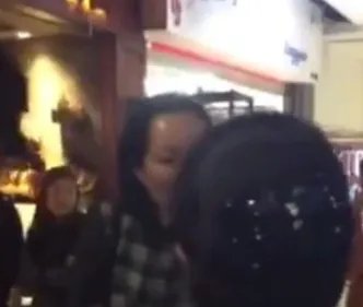 保洁员不小心弄脏女子的鞋，遭女子破口大骂并索赔50元，如何看待此事呢？