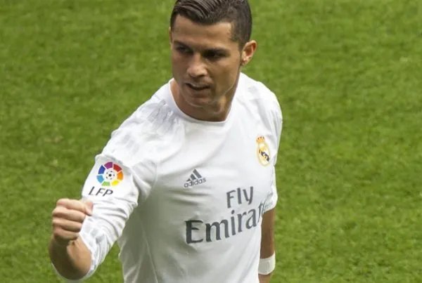 C罗的母队不是葡萄牙体育吗?怎么又说他属于曼联青训?