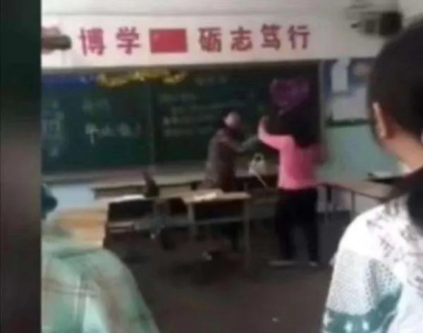 山西朔州谩骂学生教师被从25级降到1级，大家认为惩罚重了吗？