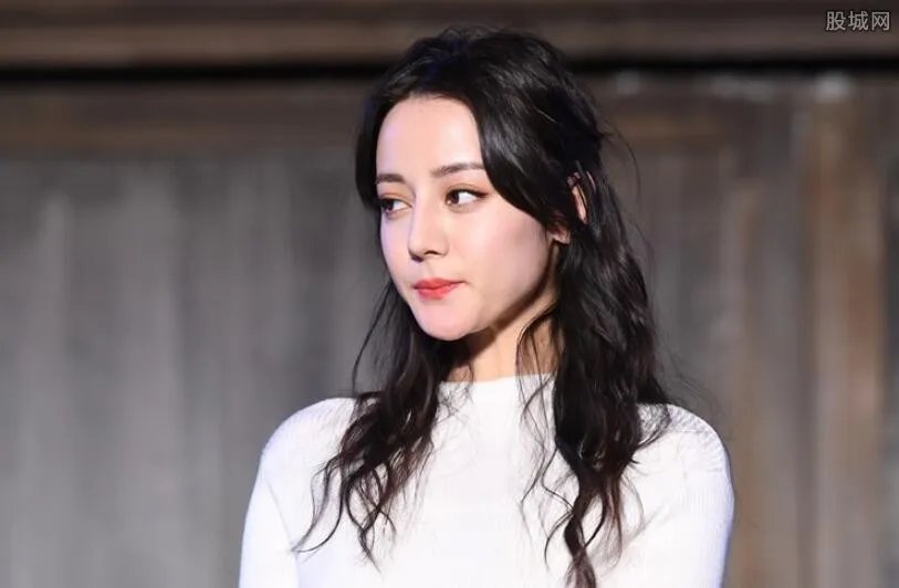 迪丽热巴和鹿晗亲吻照 恋情曝光两人亲密激吻