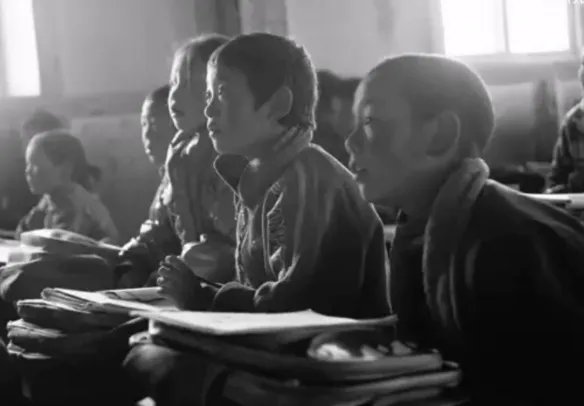 摄影师9年前拍下孩童时期丁真 网友:照片名字神预言