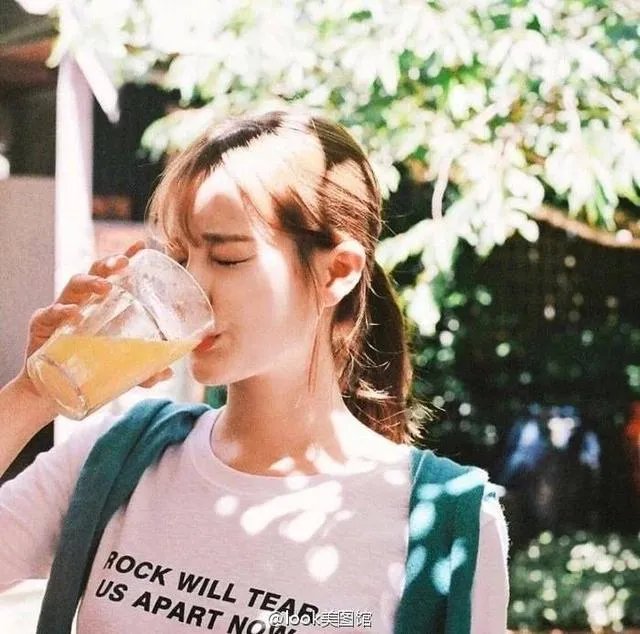 有没有绑马尾的美女照片做手机壁纸？