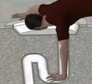 四川一男子洗澡时捡香皂手卡便池，男子最后是如何得救的？