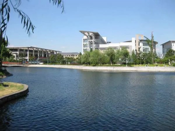 上海政法学院怎么样？环境呢？