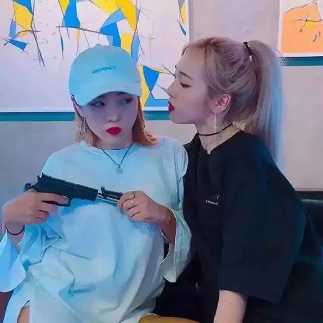 有没有绑马尾的美女照片做手机壁纸？