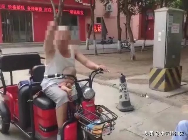 女子路边树上拴狗没让儿童靠近,老人骑车猛撞狗主人,你怎么看?