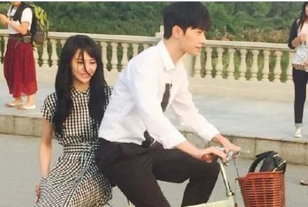 郑爽杨洋吻照照片曝光 出道经历被扒