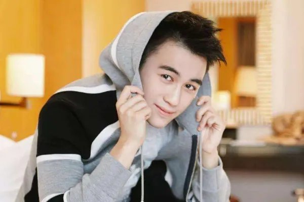 赌王刚死,何猷君的微博认证身份已改,这么急于修改个人身份说明了什么?