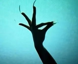 保洁员不小心弄脏女子的鞋,遭女子破口大骂并索赔50元,如何看待此事呢?