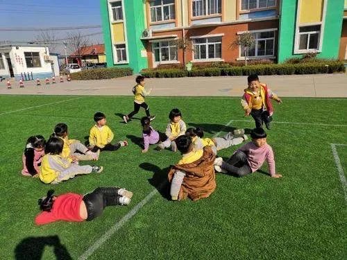 白发奶奶步履蹒跚玩丢手绢，现场的老人状态如何？