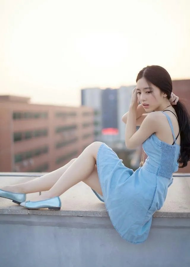 有没有绑马尾的美女照片做手机壁纸？