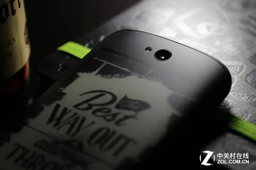 找回黑白年代 墨水屏手机YotaPhone2体验