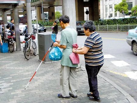 河南一盲人过马路被撞前1秒被公交司机拉回，你从司机身上看到了哪些品质？