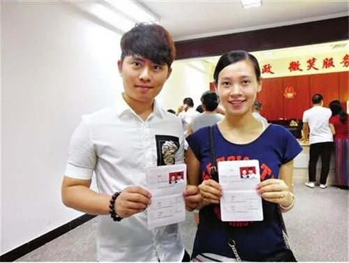 2018新婚姻法规定领取结婚证年龄  领取结婚证需要注意什么