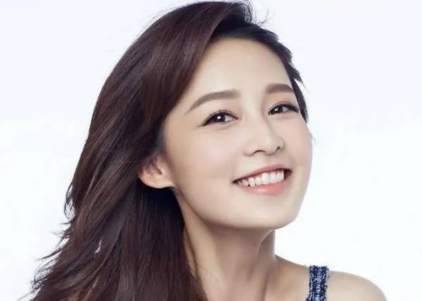 肖战吃火锅竟然偶遇粉丝,身边还有李沁陪同,两个人就只是好朋友吗?