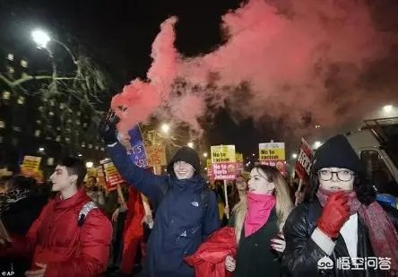 为什么约翰逊刚刚成功当选英国首相，英国人却强烈要求他下台？