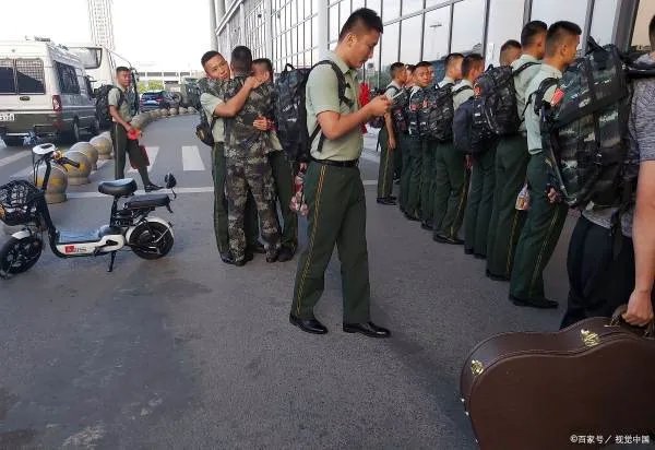 33岁军校毕业的营级干部,应该继续在部队还是转业?