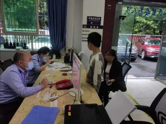 什么情况!重庆一熊孩子转走妈妈5万块竟还赚了几十