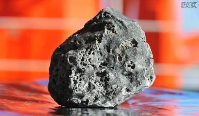 云南坠落陨石年龄达45亿岁 最贵1块可卖到16万元